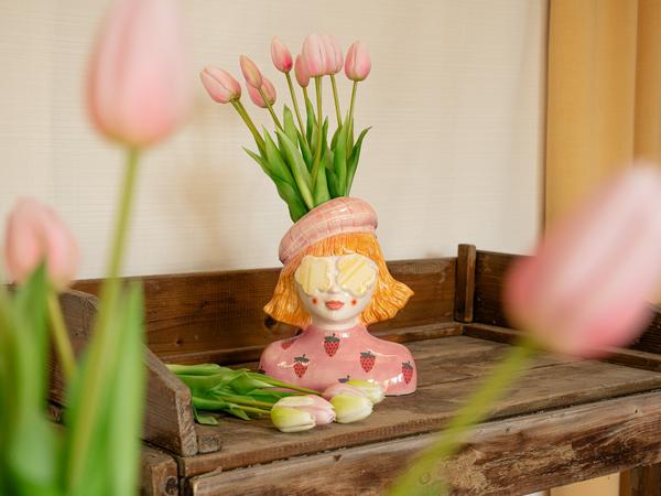 Vaas Meisje aardbei – Roze Aardewerk pot – 24 cm hoog