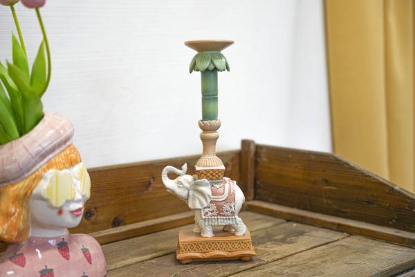Kandelaar – Olifant roze/groen – Polyresin – 34,50 cm