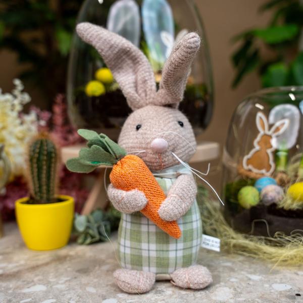 Paashaas decoratie – Verzwaarde pluche haas met wortel – ↑ 30 cm